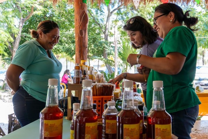 La Unicaribe promueve el comercio justo y cuidado ambiental con el consumo local