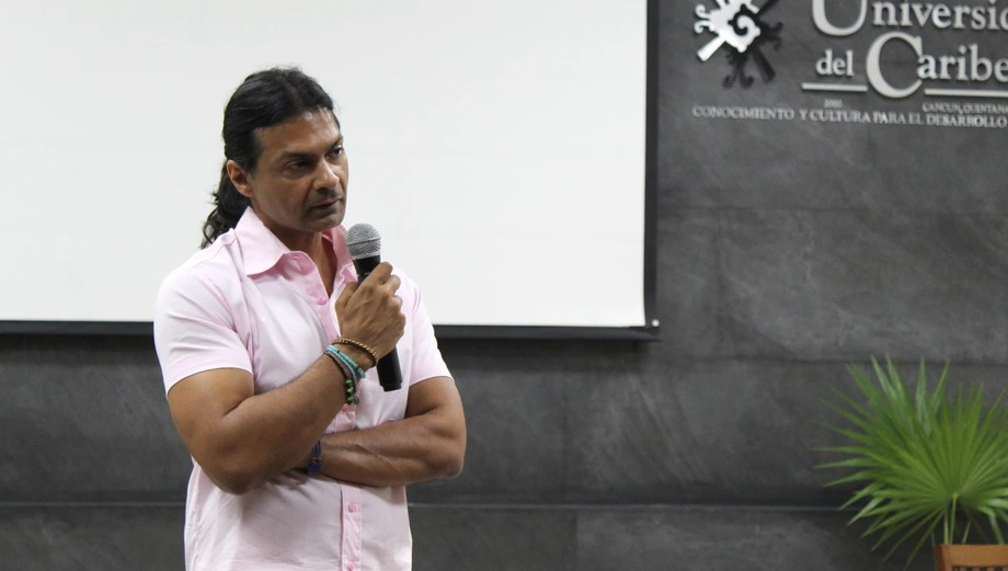 Lanza escritor reza emilio juma  “mil besos” en la universidad del caribe