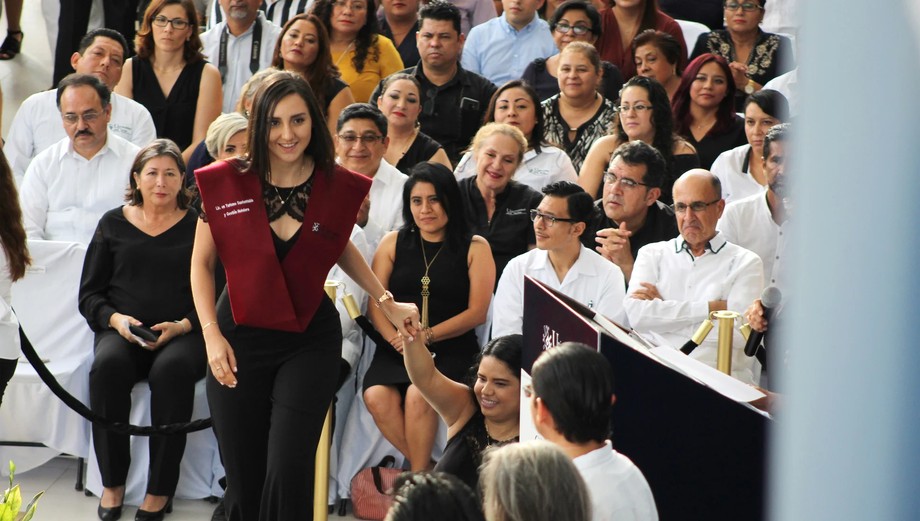 Destacan mujeres en la ceremonia de graduación de la universidad del caribe