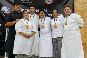 Universidad del Caribe gana primer lugar en Intercolegial Gastronómico de Pez León.