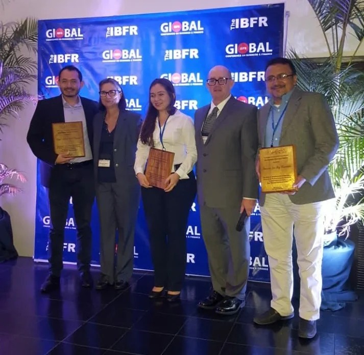 Estudiante y profesores de la unicaribe reciben premio en congreso de costa rica.