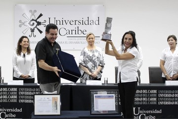Recibe la Universidad del Caribe el  Monolito Gourmet-Tiahuanaco Milenario
