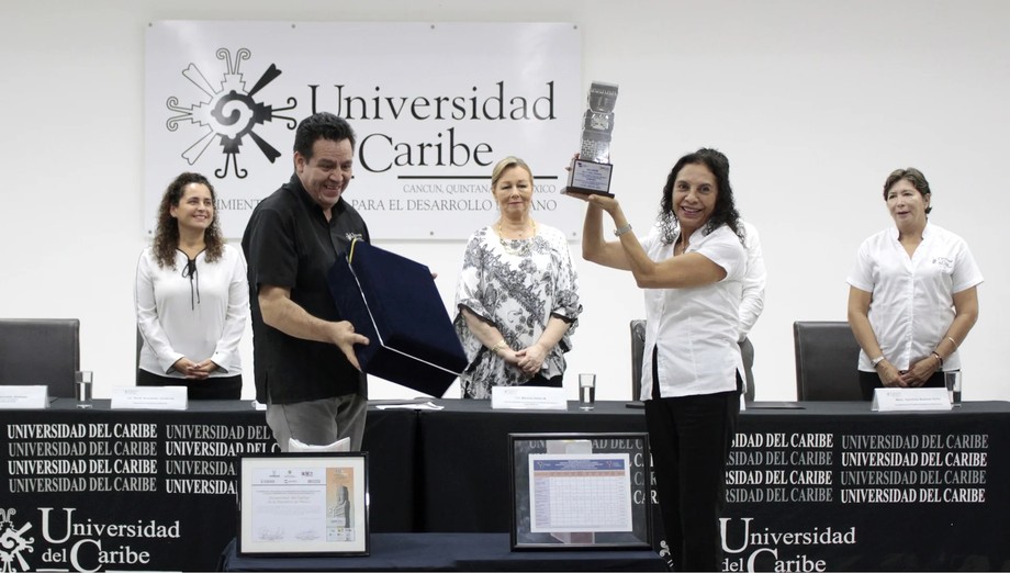 Recibe la universidad del caribe el  monolito gourmet-tiahuanaco milenario