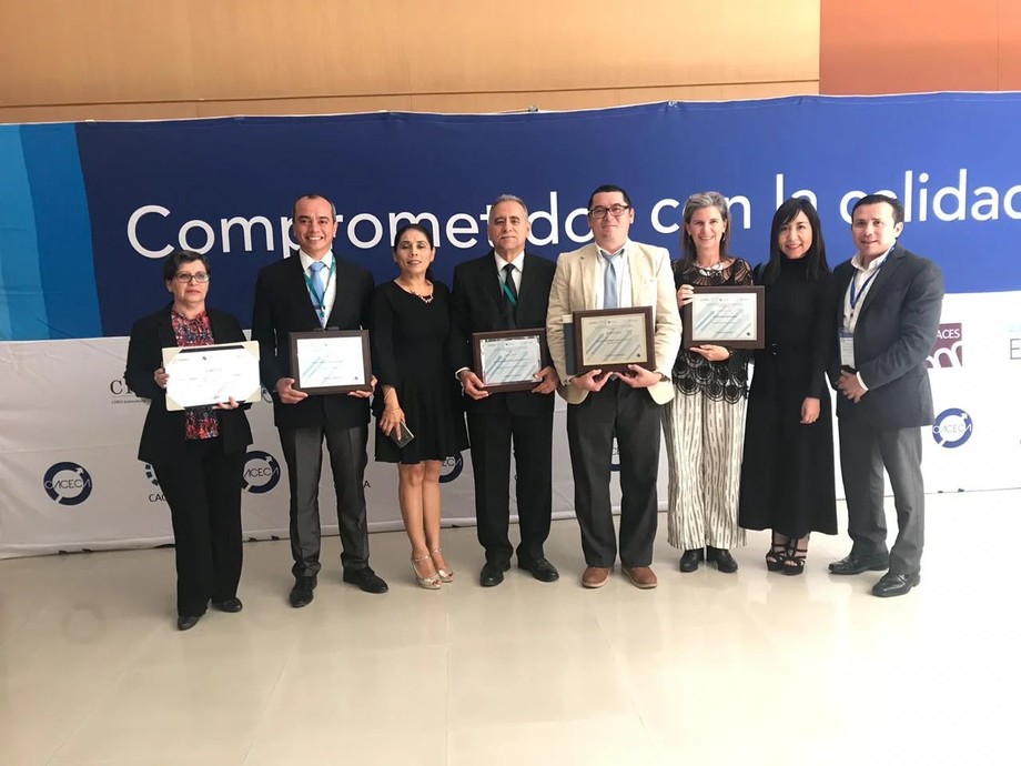 Recibe universidad del caribe reacreditación de caceca  para negocios internacionales