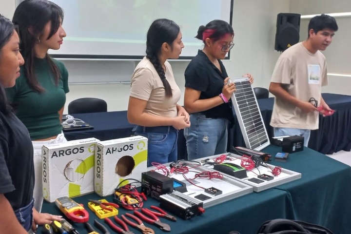 Estudiantes de Unicaribe aplican técnicas fotovoltaicas y de cocina solar al ecoturismo