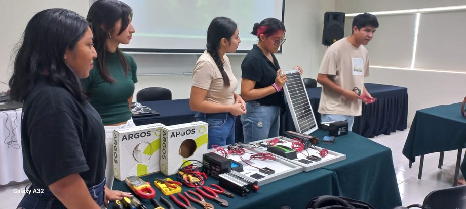 Estudiantes de Unicaribe aplican técnicas fotovoltaicas y de cocina solar al ecoturismo